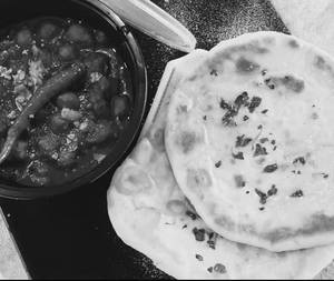 Chana Kulcha With Paneer [3 Pieces]