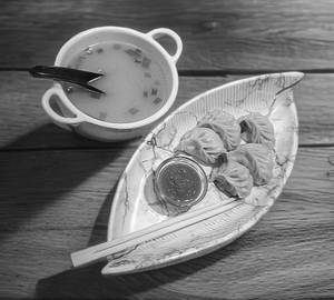 Chicken Steamed Momos [8 Pieces] With Chicken Clear Soup