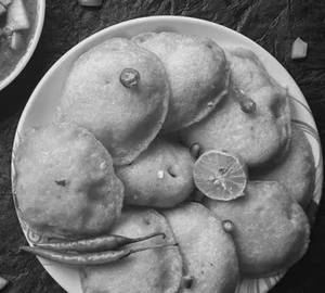 Crispy Dhuska [4 Pieces] With Aloo Chana Sabzi
