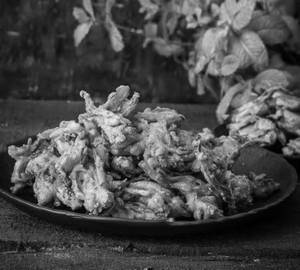 Onion pakoda (1 plate) with ketchup
