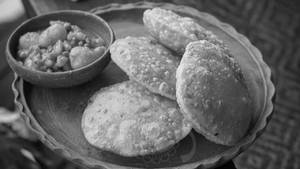Koraishutir Kochuri (3 Pieces) With Aloor Dum