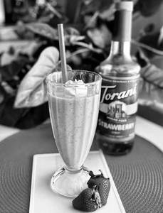 Strawberry ice cream milkshakes