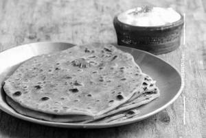 Aloo Pyaz Parantha With Butter