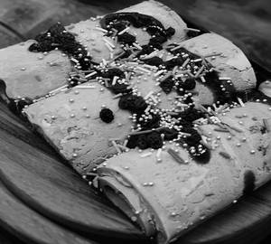 Blackcurrant  ice cream rolls