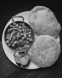 Chole Bhature(2 Pcs)