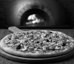 Roosters special veg kaju pizza
