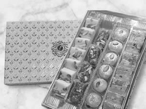 4 Line Assorted Mithai Box [4 Khoya | 800 g]