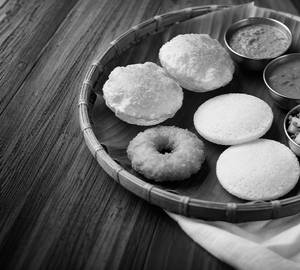 Poori Masala 2Pc + Medu Vada 1 Pc +Idli 2Pc