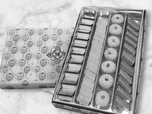4 Line Assorted Mithai Box [3 Khoya + 1 Kaju | 900 g]