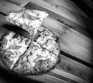 Capsicum cheese pizza