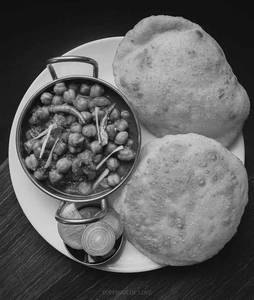 5 Poori With Chole Masala [Mini, Serves 1]