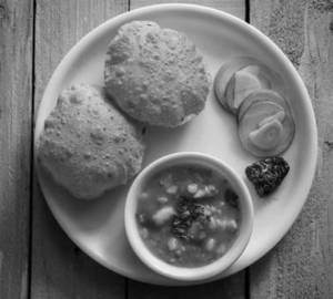 5 Poori With Aloo Gravy And Salad