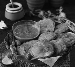Baingan Pakoda With Tea