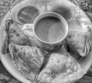 Aloo Samosa With Tea