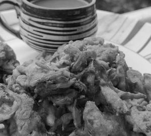 Pyaj Pakoda With Tea