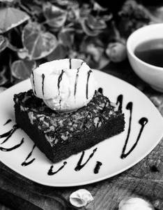 Chocolate Brownie With Ice Cream