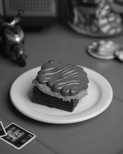 Nutella Pistachio Kunafa Brownie