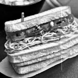 Paneer noodles sandwich