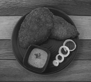 Chicken cutlet with salad and sauce [2 pieces]