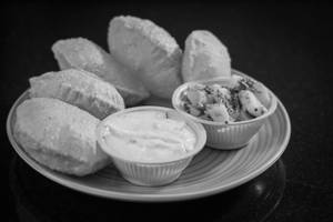 Shrikhand With 5 Poori