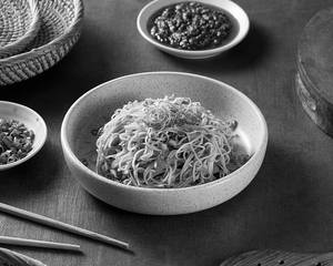 Veg Hakka noodles (small)