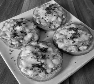 Cheesy paneer garlic bread