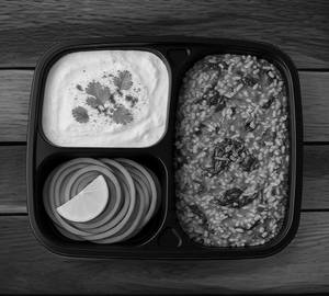 Palak Lehsuni Khichdi with Curd