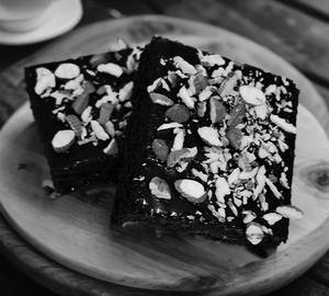 Roasted almond brownie