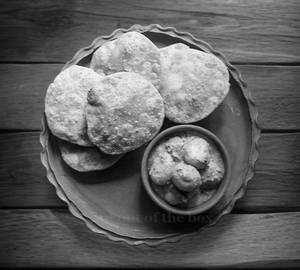 Koraishutir Kachori10 pc & sabji