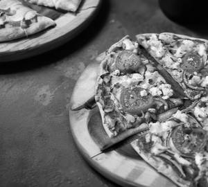 10" Tomato Paneer Pizza