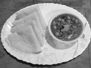 4 Chakuli With Aloo Matar Curry