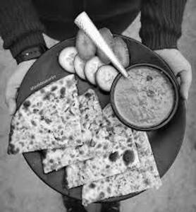 Cheese naan with gravy [1 naan] [full]