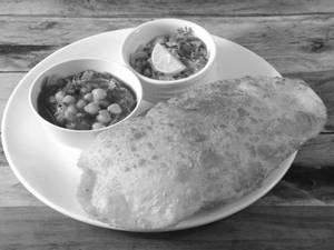 Chole Bhature (2 Pieces)
