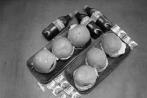 3 Delight Veg Burgers & 3 Classic Veg Burgers With 3 Softdrinks