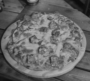 Madam cafe spesal chiken pizza [9 inches]
