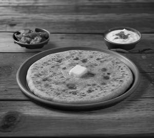 Gobi pyaaz paratha with butter and pickle