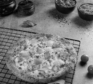 Onion and paneer pizza serves 4 (9inch)