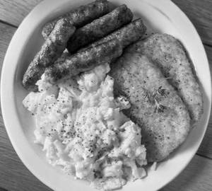 Scrambled Eggs on toast with chicken sausage