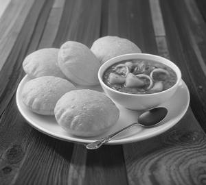 5 Poori with Aloo ki Sabji