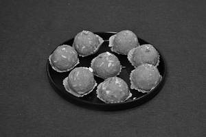 Plain Besan Laddu [Desi Ghee]