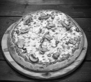 Mushroom and corn pizza