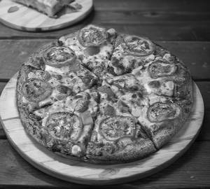 Tomato paneer pizza