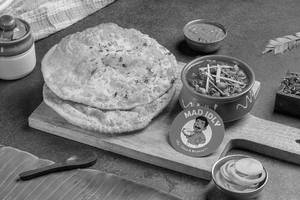 Chole Bhature [2 pieces]
