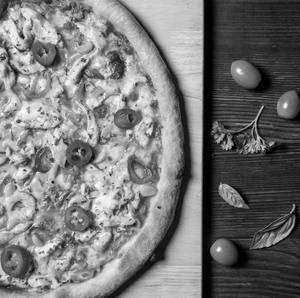Confit Garlic Chicken Pizza