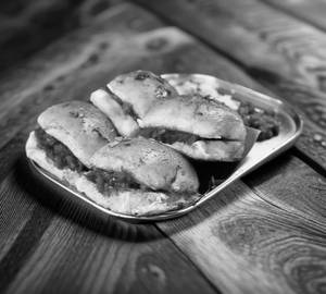 Extra Maska Masala Pav (4 Pcs)