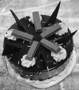 Chocolate Kitkat Cake (500G)