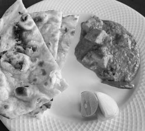 Garlic naan + paneer butter masala