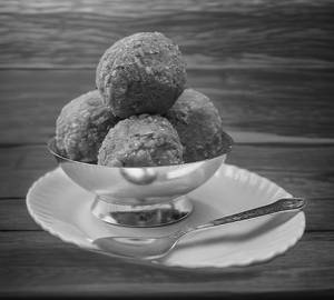 Gond Giri Laddu