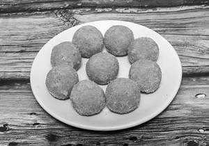 Desi Besan Laddu