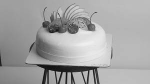 Pineapple Fresh Fruit Garnish Cake (500 Gm)